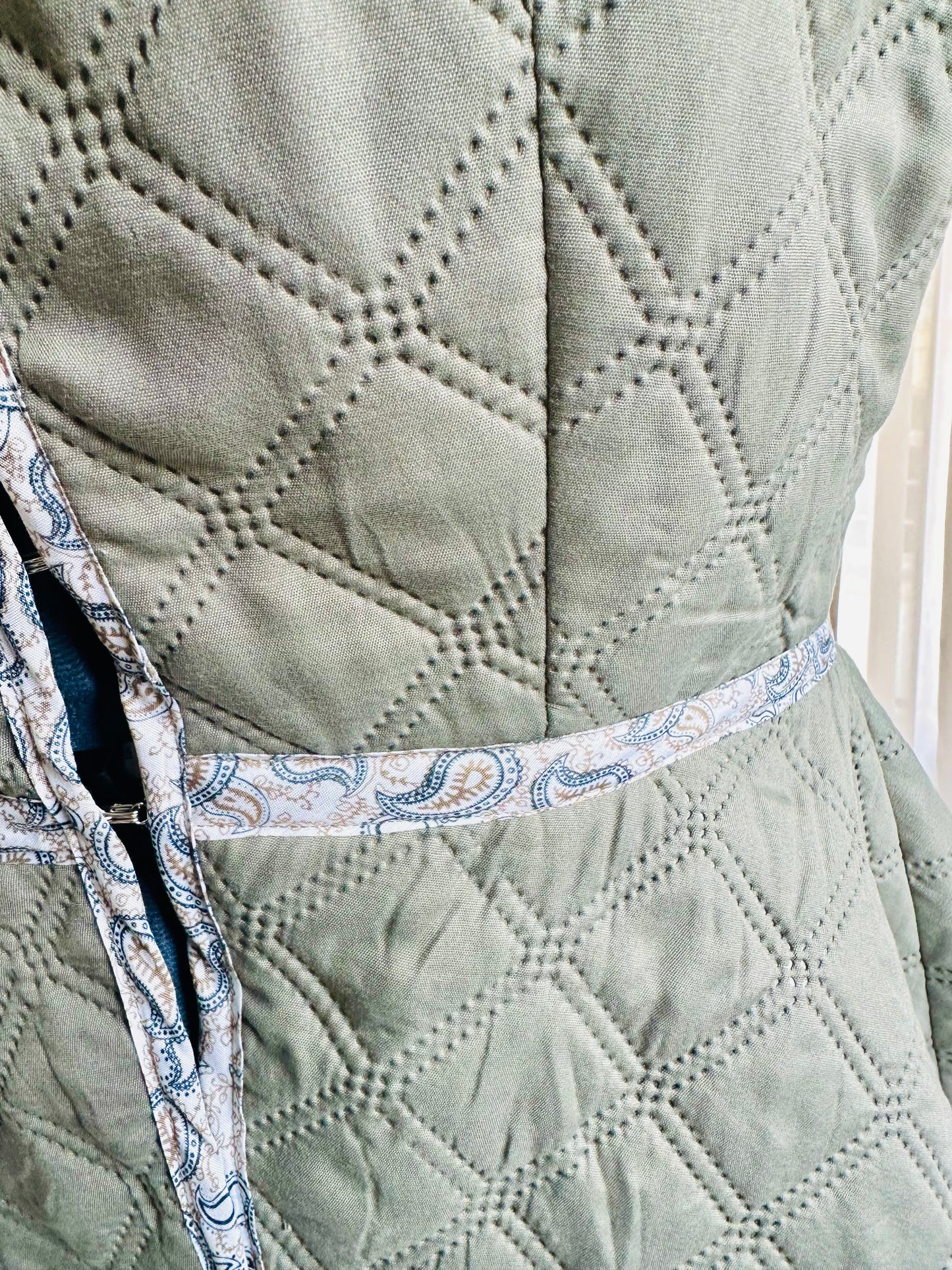 Veste sans manches Léa, coupe péplum